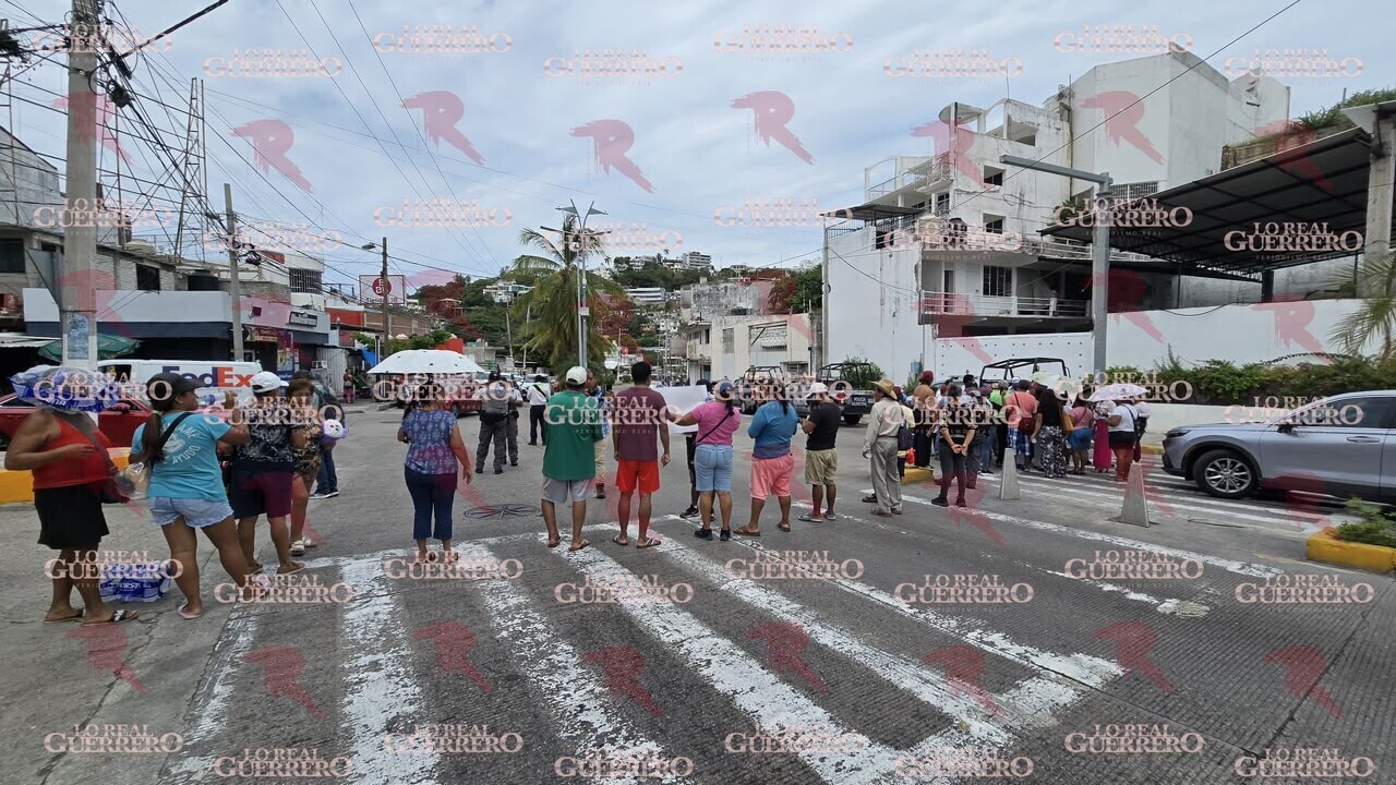 Bloquean por falta de agua potable en zona tradicional de Acapulco