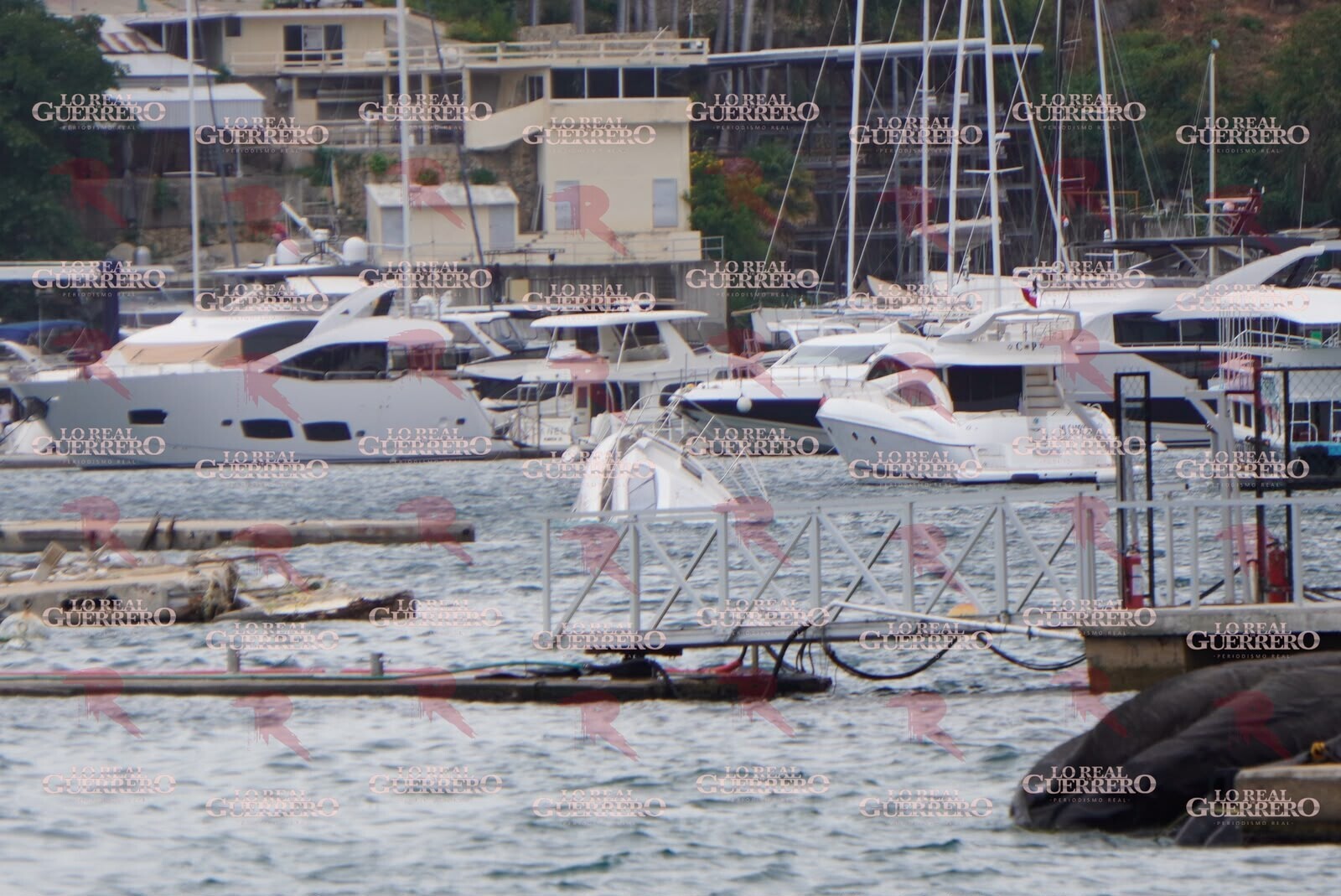 Aire y marejadas hunden yate en Acapulco