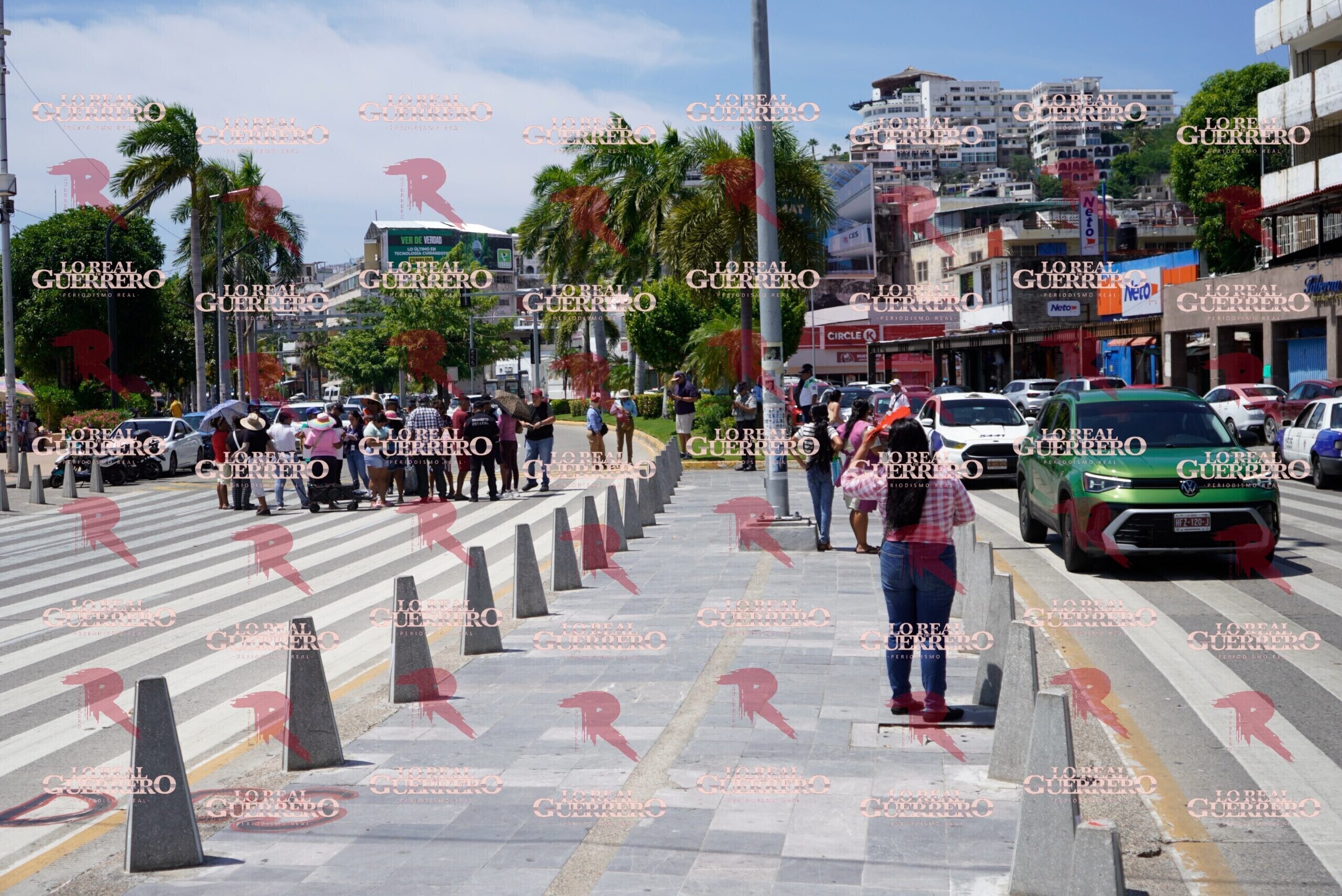 Bloquean vecinos de Las Playas la Costera por falta de agua potable
