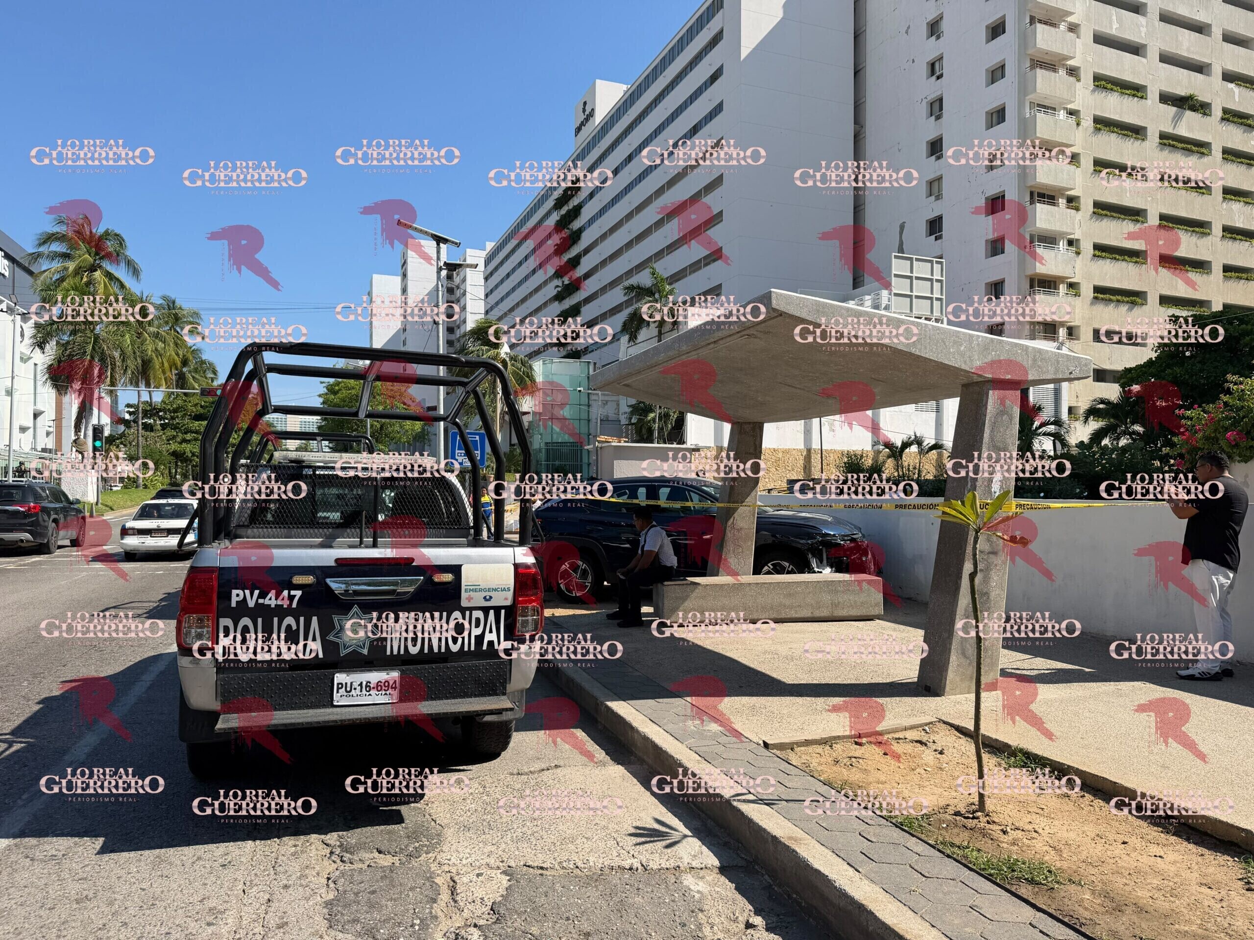 Aparatoso choque deja daños en hotel de la Costera de Acapulco