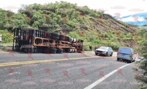 Vuelca camión con cerdos en el libramiento Chilpancingo-Tixtla; dos personas lesionadas