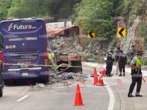 Mueren chofer y pasajero de autobús Futura tras chocar contra un tractocamión en la Autopista del Sol