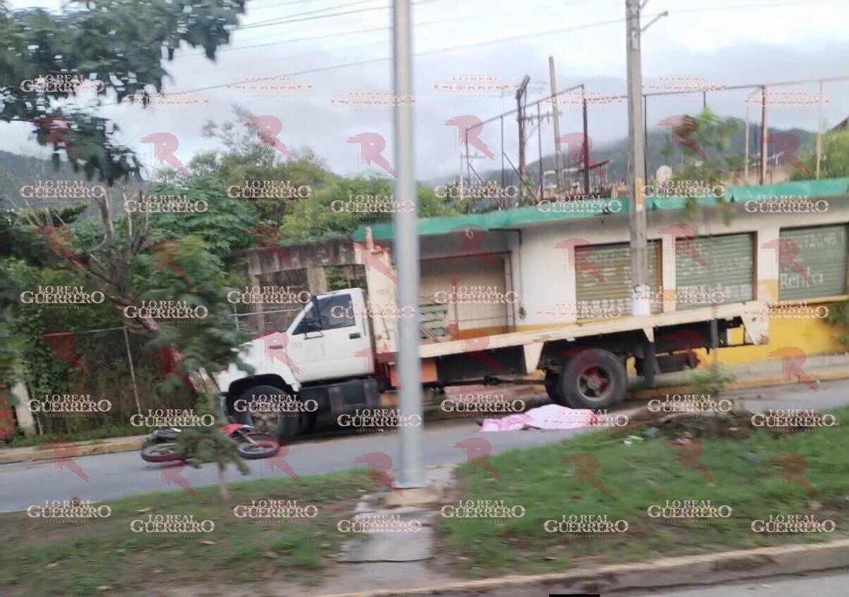 Muere motociclista al chocar contra camión estacionado en Acapulco