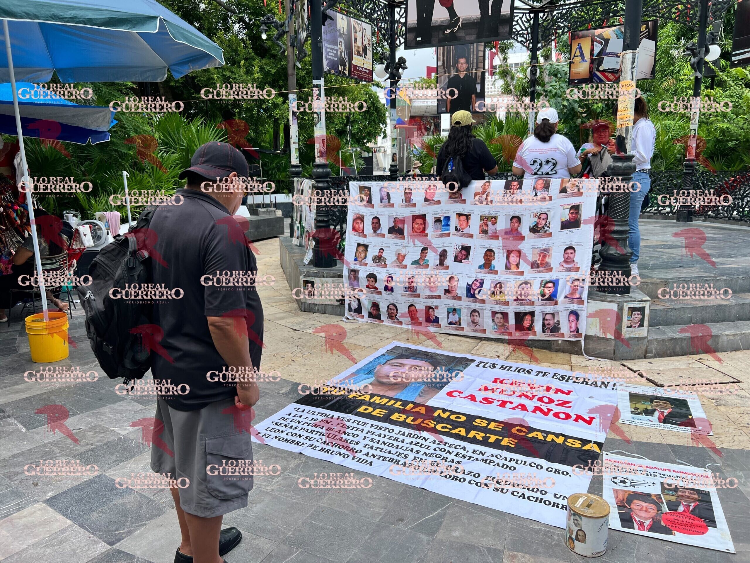 Exponen fotografías de desaparecidos en el Zócalo de Acapulco