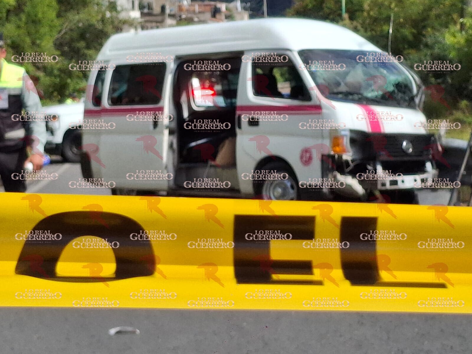 Urvan se queda sin frenos y choca contra muro; nueve personas resultan heridas en Taxco