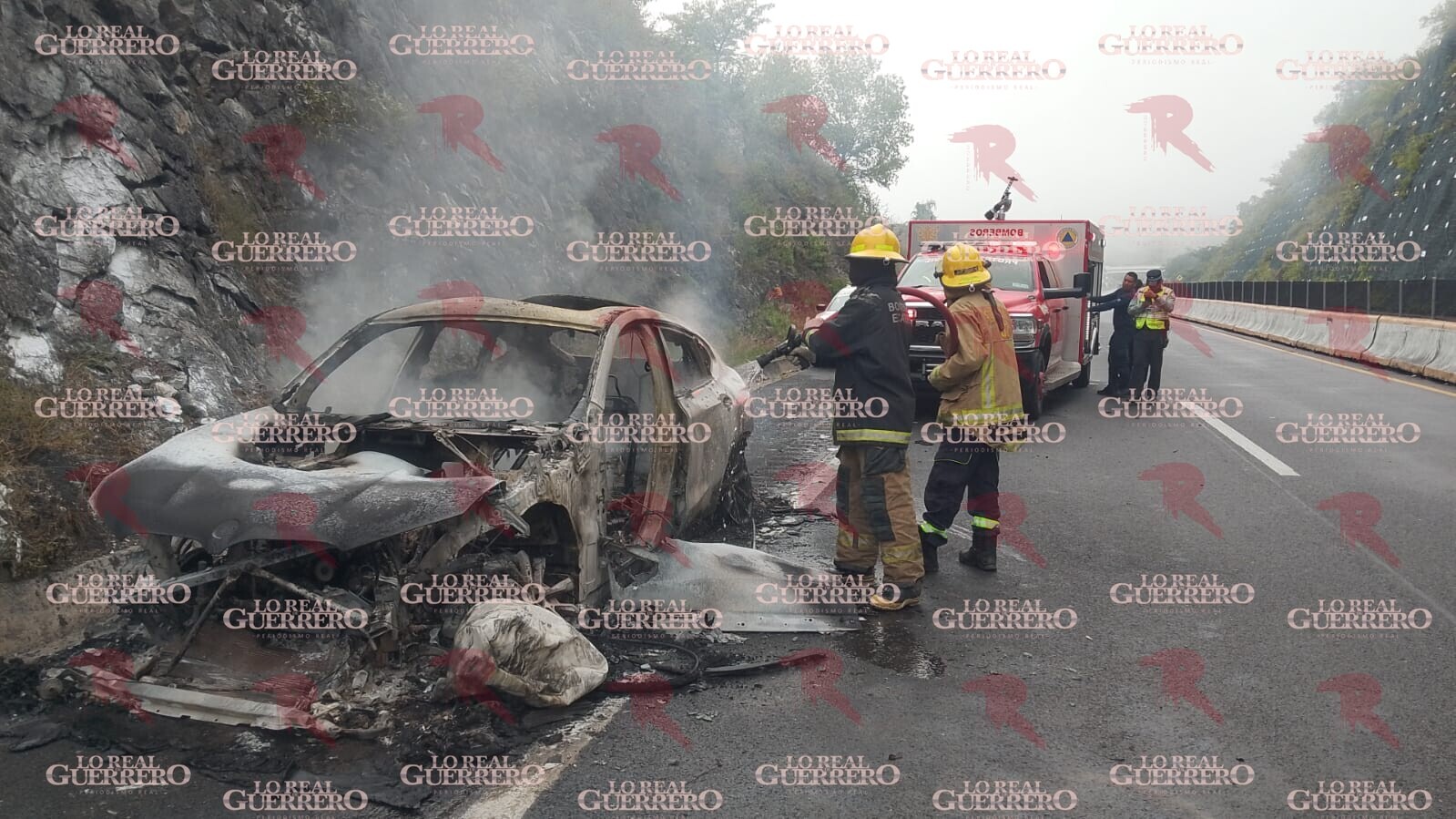 Se incendia BMW sobre la Autopista del Sol; reportan pérdida total