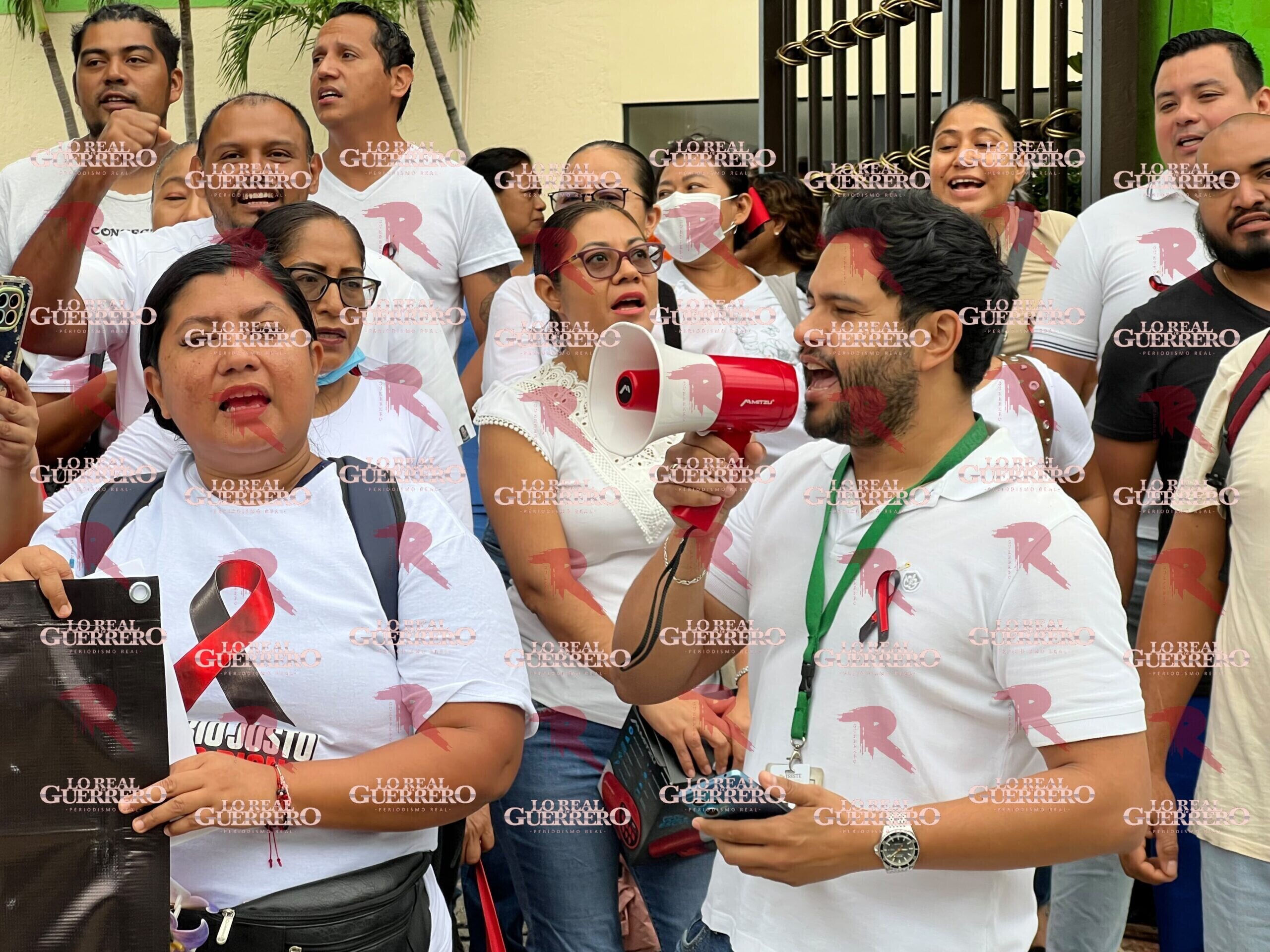Protestan trabajadores del IMSS en Acapulco; exigen salida de líder sindical