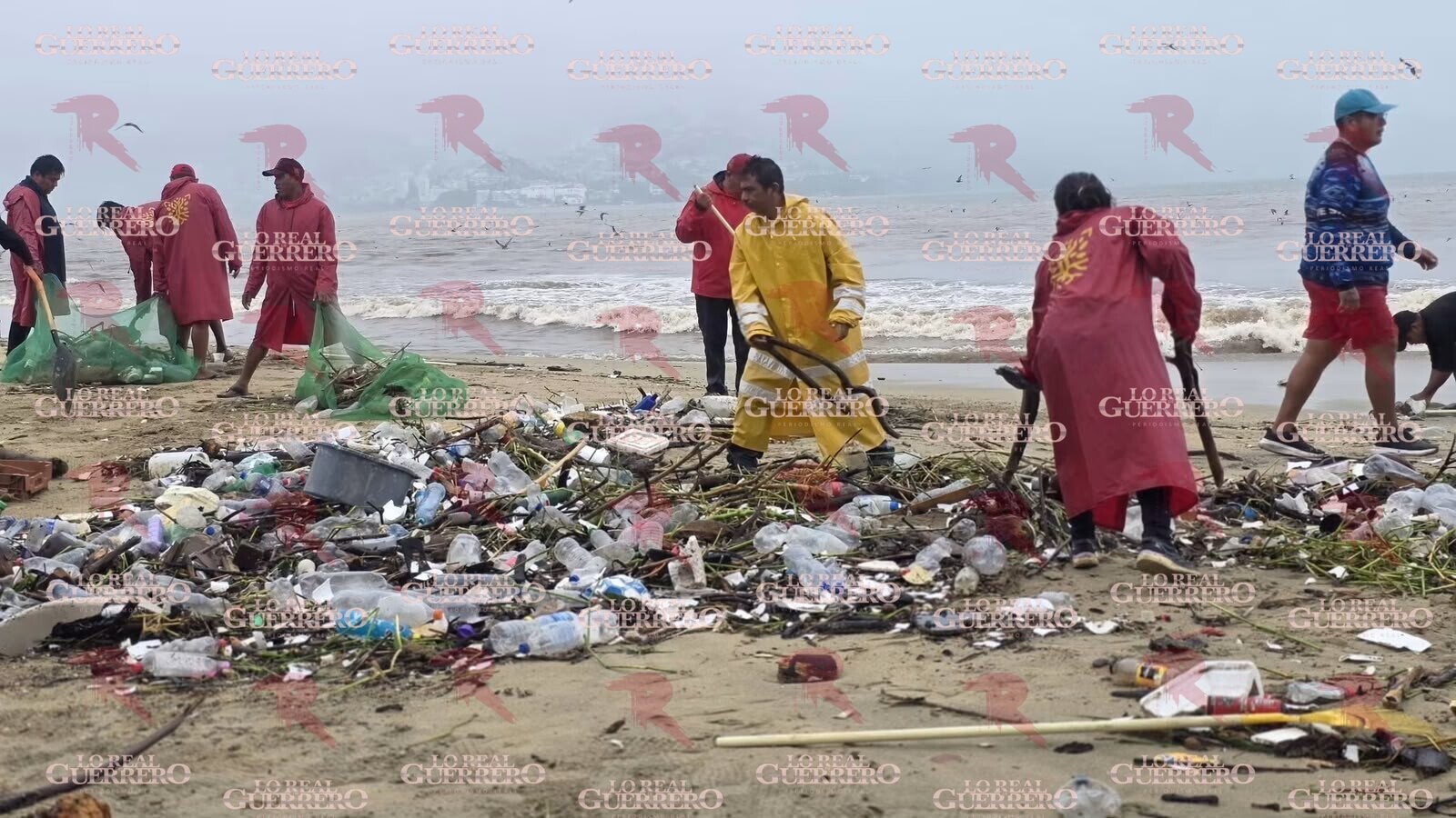 Huracán Simón arrastra más de 60 toneladas de basura a playas de Acapulco