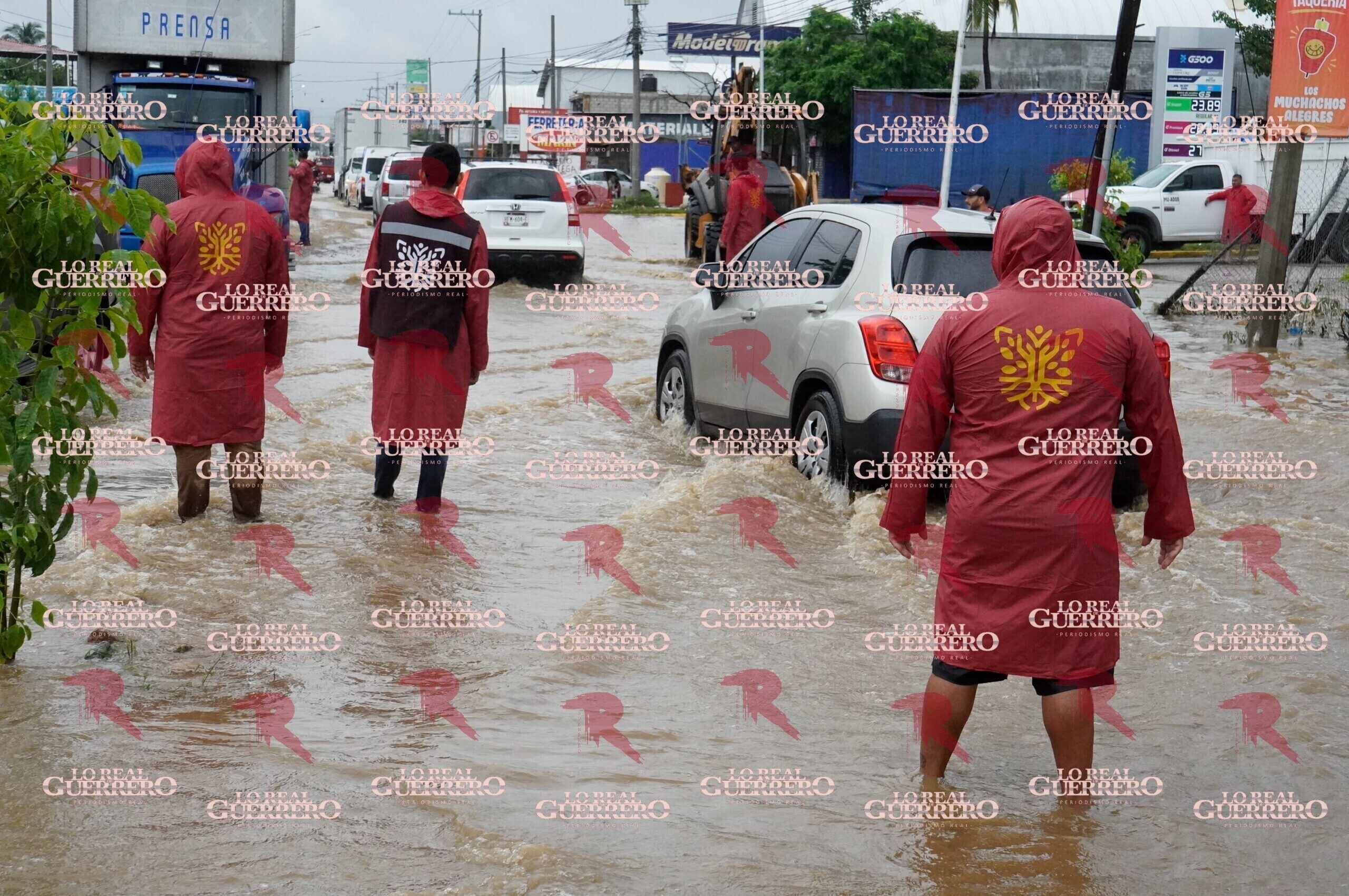 Lluvias arrastran a 20 personas y dejan inundaciones en Acapulco