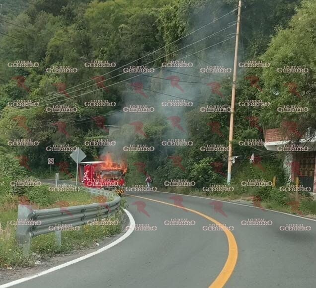 Se incendia camión repartidor de Coca-Cola en la carretera Taxco-Cuernavaca