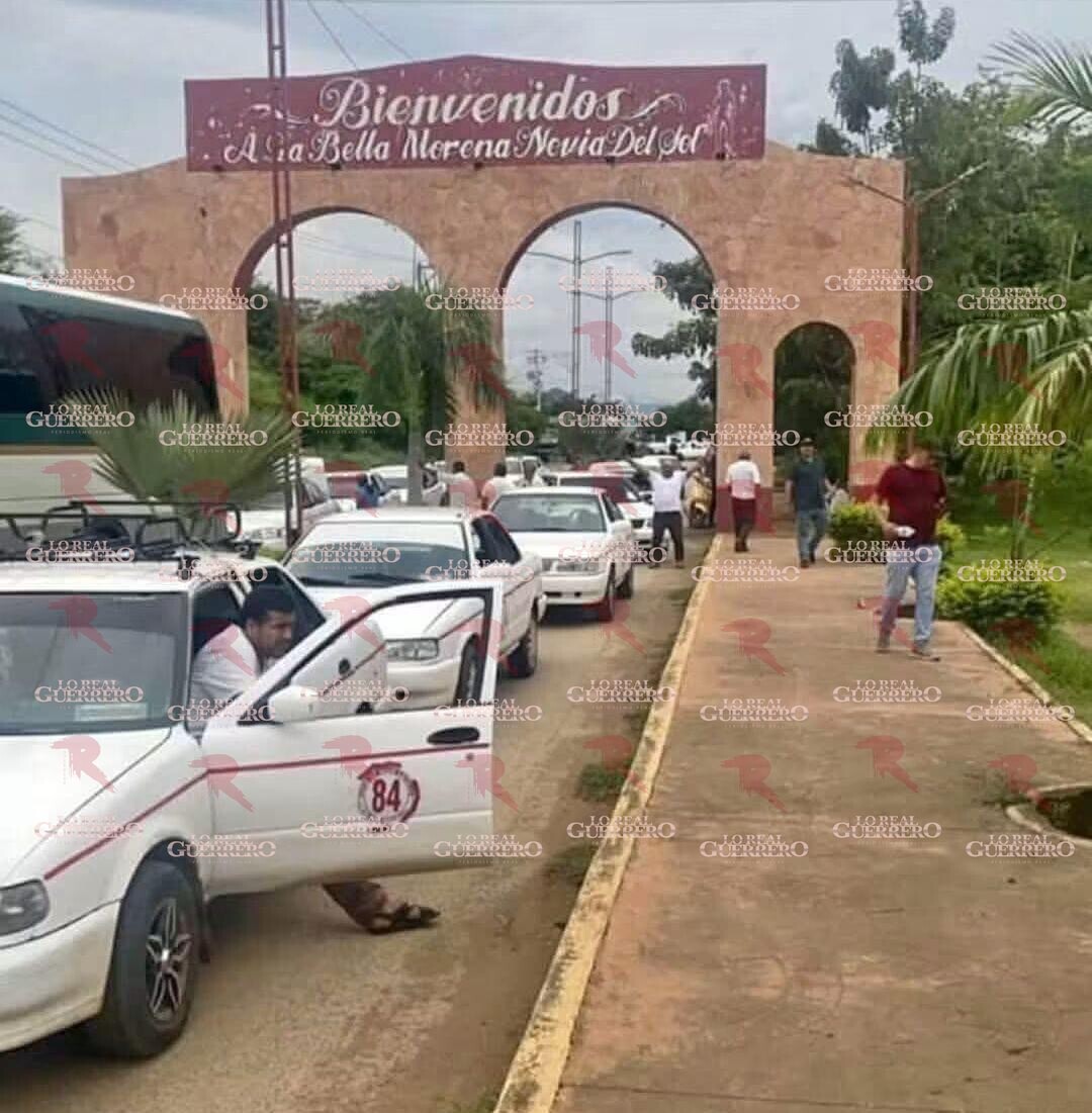 Transportistas bloquean accesos a Arcelia durante operativo de búsqueda en la Tierra Caliente