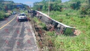 Vuelca tráiler en la Acapulco-Zihuatanejo; conductor resulta ileso