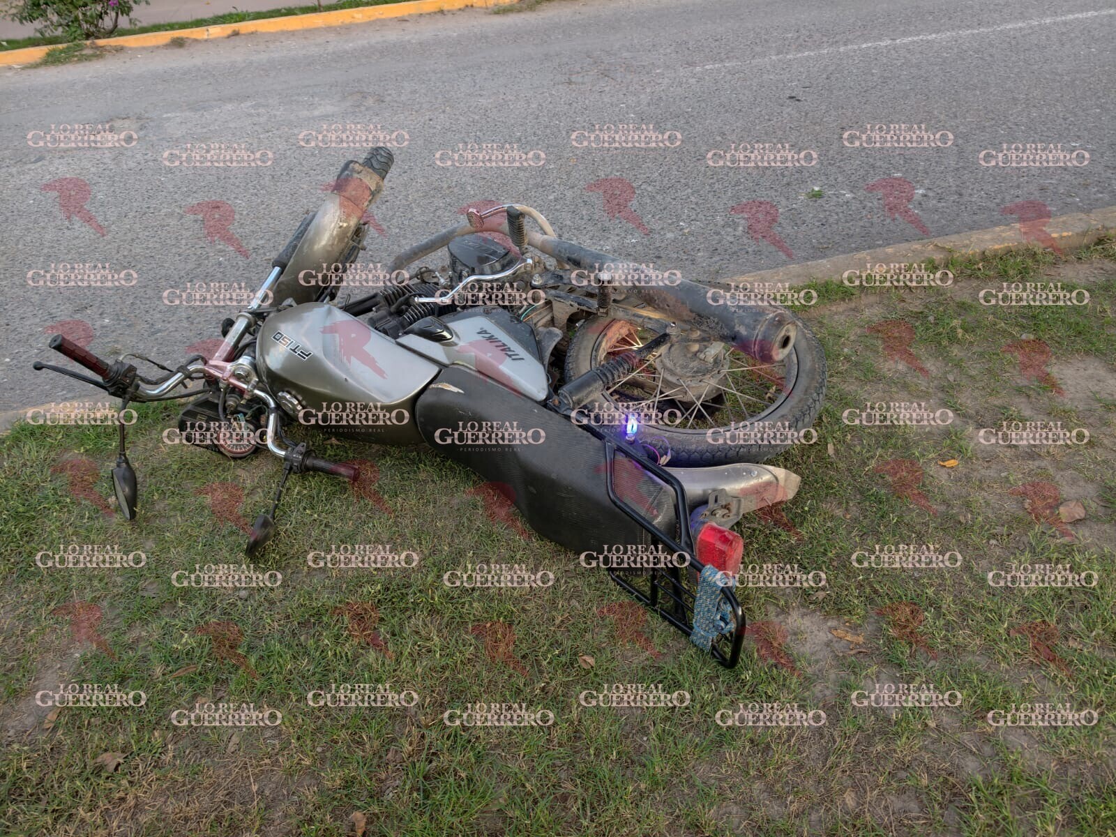 Muere motociclista tras impactarse contra el camellón en Iguala