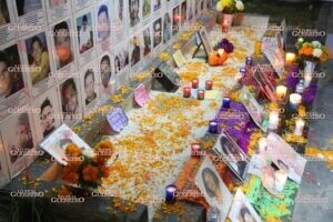 Colocan altar en muro de desaparecidos en el Zócalo de Acapulco