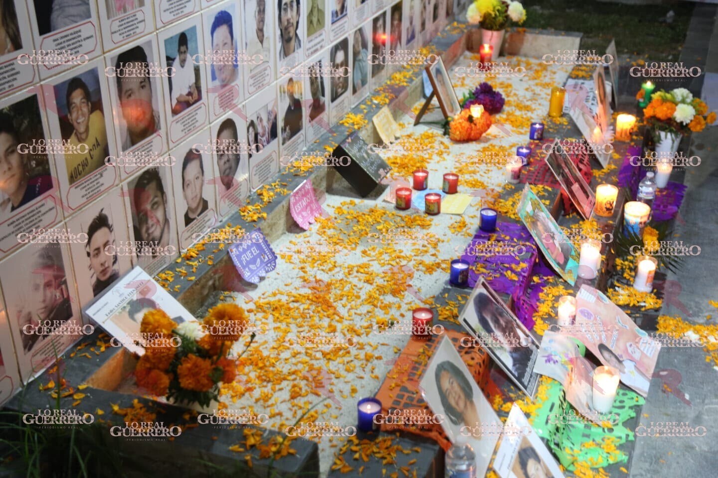 Colocan altar en muro de desaparecidos en el Zócalo de Acapulco