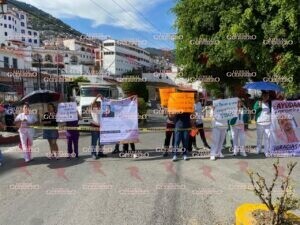 Desaparece médico del IMSS en Taxco; familiares y compañeros bloquean avenida para exigir su localización