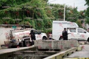 Abandonan a dos hombres asesinados en un canal pluvial de la colonia Postal, en Acapulco